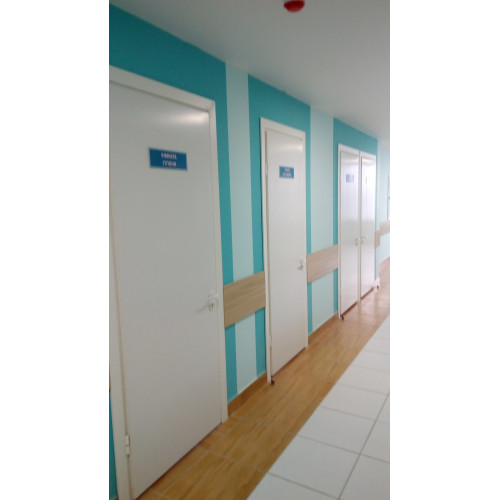 Двері в амбулаторію АМБ-05: білі, розширені, скло прозоре