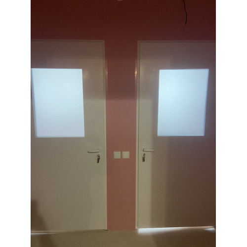 Двері в кімнату персоналу ПЕРС-05: білі, розширені, скло прозоре вузьке
